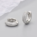 Makroaufnahme von S925 Sterling Silber Creolen mit Mikro-Pavé Zirkonia Besatz - Vollbesetzter Diamant-Stil / Groß / Weißgold