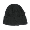 Detalle de los rotos y flecos deshilachados en el gorro de punto negro urbano - Negro