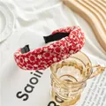 Roter Haarreif mit Blumenstickerei und Knotendesign aus hochwertigem Baumwollstoff - Hohler Stoffknoten-Stil / Rot mit weißen Blumen