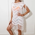 Weißes Häkel-Strandkleid mit Wellenmuster und langen böhmischen Quasten am Saum - Einheitsgröße / Weiß