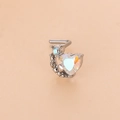 Dettaglio di un piercing naso a L in argento con zircone a cuore cangiante e base a luna - Taglia 9 / Argento