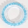 Dettaglio del bracciale di perle occhio di gatto azzurro con effetto gatteggiamento - Blu