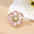 Detailansicht der rosa Pfingstrosen-Brosche mit Emaille, Perle und funkelnden Diamanten - Rosa Pfingstrosen-Stil / Einzelpackung (4.3x4.3cm)