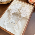 Dettaglio di orecchini a petalo in chiffon bianco con perle sintetiche e nappe - Clip per Orecchie-Bianco
