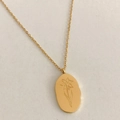 Collier ovale doré avec gravure de fleur de narcisse de décembre et chaîne fine - Mars Jonquille