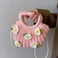 Handgefertigte rosa Häkeltasche mit weißen Blumenakzenten und Perlen-Schultergurt - Material-Set / Rosa