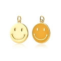 Primo piano del ciondolo smiley in argento sterling S925 con finitura in smalto giallo - Argento 925 / Smalto Giallo