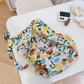 Gros plan détaillé du sac en coton à fleurs colorées avec larges anses sur une table - Samba Passionnée (Motif floral coloré abstrait)