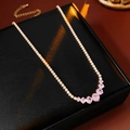 Dettaglio di collana in zircone dorato con pietre rosa su scatola regalo nera - Oro-Rosa