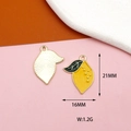 Vue détaillée de breloques citrons jaunes émaillés avec dimensions de 21 mm de haut - Citron