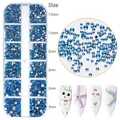Set di strass per unghie azzurro con 12 scomparti e dimensioni miste su sfondo bianco - Strass Misti Blu Chiaro (12G-233)