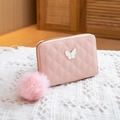 Portafoglio trapuntato rosa chiaro da donna con chiusura a farfalla bianca e pompon - Rosa