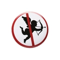 Badge rond avec signe d'interdiction rouge et silhouette de Cupidon sur fond blanc - Signe anti-cupidon (XZ8130)