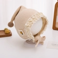 Vue détaillée du bonnet bébé beige avec dentelle délicate et fleur brodée élégante - 6-20 Mois / Blanc Cassé