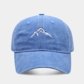 Détail de la broderie soleil et montagne sur une casquette en coton bleu délavé - Réglable / Bleu clair