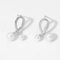 Boucles d'oreilles torsadées en métal argenté avec perles blanches pour un look élégant - Style Perle Boucle Torsadée (D2953) / Argent
