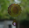 Mobile à vent mandala arc-en-ciel en métal avec un cristal violet à facettes - Roulement de 15 cm de diamètre / Polygone irisé goutte