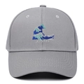 Détail de la broderie de vagues de mer et des coutures sur une casquette grise - Réglable / Gris
