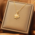 Collana foglia d'acero dorata con zirconi scintillanti su espositore in raso champagne - Collana a Doppio Strato con Foglia d'Oro (XL1481-10)