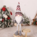 Gnomo di Natale nordico in maglia grigia e rossa con gambe lunghe su scaffale in legno - Cappello Grigio con Motivo a Rombi