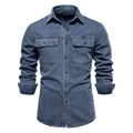 Détail de chemise en jean délavé avec doubles poches de poitrine et boutons métalliques - Bleu clair