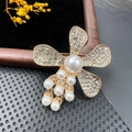 Élégante broche fleur dorée avec perles blanches et pétales en cristal sur velours - BZ073 Fleur à Pompons en Perles