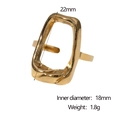 Detalle macro de anillo geométrico bañado en oro de 18k con medida de 22mm de alto - Dorado