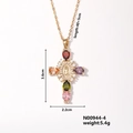 Dettaglio della collana a croce con zirconi colorati e dimensioni precise del ciondolo - Oro Zirconia Multicolore