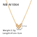 Herz-Halskette aus Gold-Titan mit Zirkonia und Maßangaben auf weißem Hintergrund - Herzförmiger Stil (NB-N1064) / 18K Gold / Gold