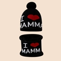 Nahaufnahme von schwarzer Strickmütze und gefüttertem Loop-Schal mit weißer MAMMA-Aufschrift - MAMA Stil / Schwarz