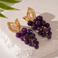 Dettaglio di orecchini a grappolo d'uva viola con foglia di strass dorati su pietra - Orecchini a lobo / Perno in Argento Orecchini a Bottone Uva Viola
