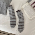 Calcetines de media pantorrilla para mujer con rayas gris y azul claro y borde enrollado - Gris