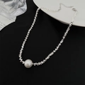 Collana stile francese con perle d'argento irregolari e una grande perla bianca - Stile Pendente Argento Spezzato Triangolare