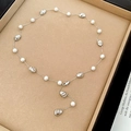 Dettaglio di una collana di perle con pendente a maschera argentata su vassoio in velluto - Argento (Ciondolo Maschera di Perle)