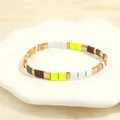 Dettaglio di un bracciale elastico in smalto colorato con vivaci blocchi metallici multicolore - Neon Multicolore-B
