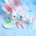 Détails d'un service à thé miniature de 6 pièces sur le thème des fraises pour poupée - Ensemble de 6 pièces blanc (Couverts roses)