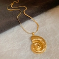 Collana dorata con ciondolo a fossile di nautilus e catena a serpente per stile da spiaggia - Stile Ciondolo Nautilus in Metallo Moda Europea e Americana