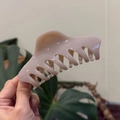 Detailansicht einer 12 cm hellrosa glänzenden Haarklammer aus hochwertigem Harz - Helles Nude-Rosa