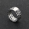 Dettaglio dell'anello in acciaio argento con trama a catena cubana e faccia piatta - US 9 / Color Acciaio