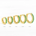 Set aus fünf goldenen Huggie-Ohrringen mit grünen Zirkonia in den Größen 5-9mm - 6mm / Gold/Grüner Zirkonia