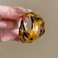 Primo piano di orecchini a cerchio in resina tartarugata con elegante trama ambrata - 10# Perno per orecchini in argento sterling 925 - Tartarugato (Texture Ambra)