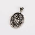 Makroaufnahme der silbernen religiösen Oval-Halskette mit Maria und Kind im Vintage-Stil - Antiksilber (Ohne Kette)