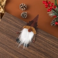 Détail du porte-couverts nain de Noël avec barbe en peluche sur table en bois - Café
