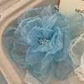 Pinza para el pelo de camelia azul claro con pétalos de malla y estambre de perla - Azul