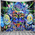 Détail d'une tapisserie mandala psychedélique aux motifs fluorescents vibrants sur un mur - Style 5 (Art Visage Mandala)