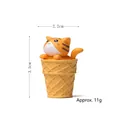 Figurine miniature de chat orange dans un cône jaune, chaton de glace mignon de 3,5 cm - Ornement de Figurine / Chat Jaune de Crème Glacée