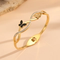 Detalle de brazalete bañado en oro 18k con mariposa negra esmaltada y cristales pavé - Brazalete de Mariposa de Concha Negra Dorada con Diamantes de Imitación (F719)