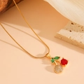 Elegante collana in titanio dorato con ciondolo a ciliegia rossa brillante e foglie - Collana Ciliegia Rossa con Strass / Oro
