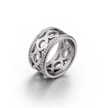 Anillo de acero inoxidable con diseño de círculos huecos y dos filas de circonitas - US 6 / Color Acero