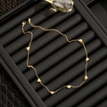 Elegante collana con ciondolo a cuore dorato e catena regolabile su vassoio per gioielli - Collana a Cuore (Oro)